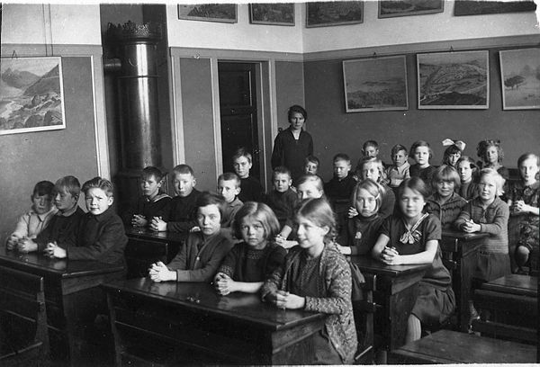 B17.313_HedegårdensSkole,klasseværelse,1930'erne.t5837ee21.m600.tif.pv.x15097480[1]